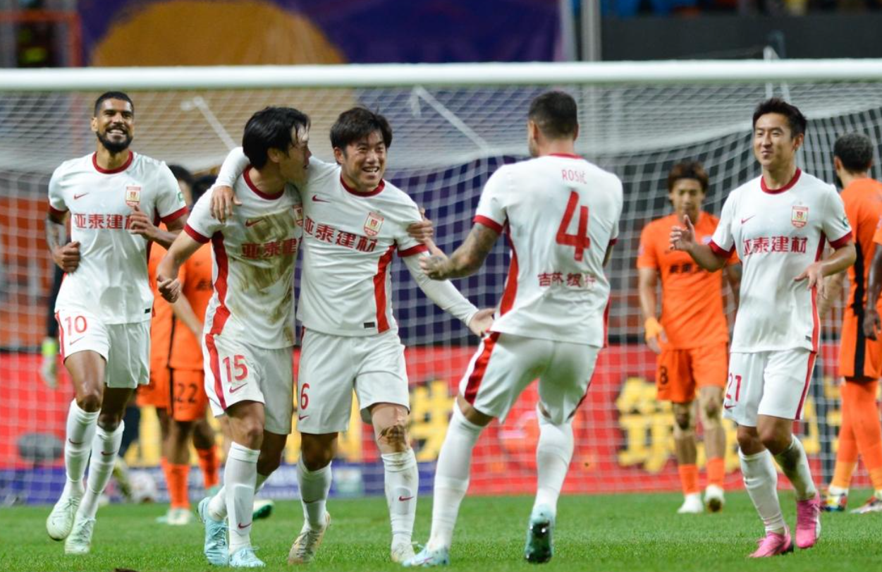 第98分钟点球绝平！张华晨炸裂世界波，门将懵了，一点反应都没有